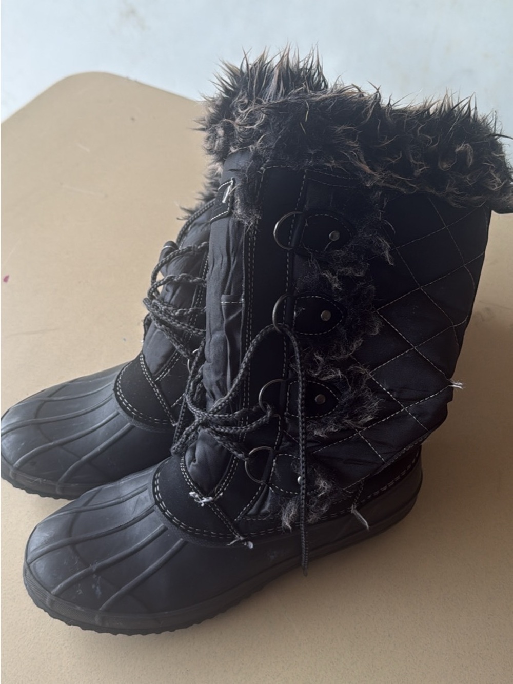 Khombu Black Quilted Faux-Fur Winter Lace-Up Boots Size 10